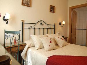阿尔玛格鲁La Posada de Los Comediantes的一间卧室配有带白色床单和枕头的床。