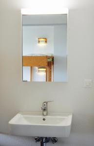 伯尔尼伯尔尼77号旅舍的浴室水槽和上面的大镜子