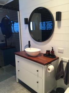 Nicholls RivuletThe Retreat的一间带水槽和镜子的浴室