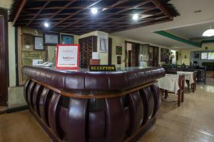 玛琅RedDoorz near Balai Kota Malang的一间酒吧,餐厅里有一个棕色的桶