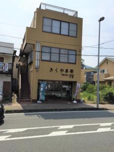 小田原市Guesthouse LARGO的黄色建筑的侧面