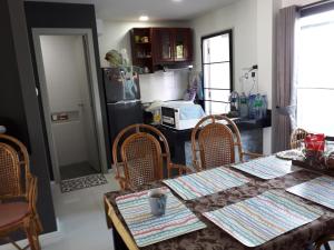 杭东新阁楼现代度假屋的厨房配有桌椅和冰箱。