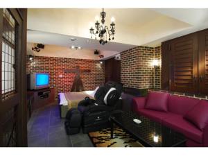 丰中Hotel ShaSha Toyonaka (Adult Only)的带沙发、床和电视的客厅