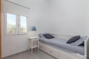 阿尔库迪亚Sa Marina的白色的卧室设有床和窗户