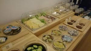 布拉格阿德尔伯特伊寇酒店的一张桌子,上面放着食物和食物盘