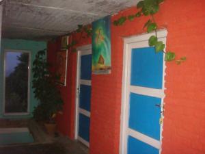 图利凯尔Shiva Guest House的一间拥有蓝色和红色墙壁和门的房间