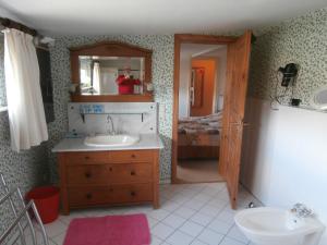 胡苏姆Treibweg 41的一间带水槽和镜子的浴室