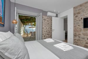 泽斯特拉格Villa Mate的卧室设有白色床,享有海景