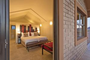 塞斯瑞姆沙漠营地酒店的一间卧室设有一张床和砖墙