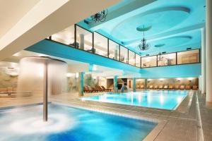 斯武普斯克多琳娜夏洛特Spa度假村的蓝色天花板的酒店游泳池