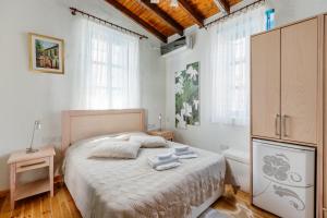 北尼科西亚塞浦路斯燕子精品住宿加早餐旅馆的一间卧室配有床、橱柜和窗户。