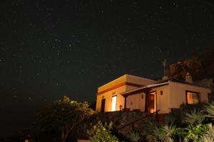 丰卡连特德拉帕尔马艾尔尼斯佩罗度假屋的夜空下的小房子