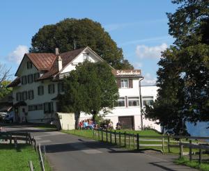 维尔德豪斯Zimmer & z'Morgä Schönenboden的前面有木栅栏的白色建筑
