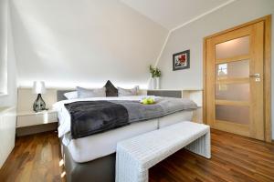科特布斯Altstadt Apartment Deluxe的一间卧室设有一张大床,铺有木地板