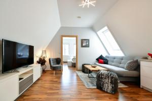 科特布斯Altstadt Apartment Deluxe的带沙发和电视的客厅