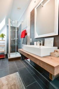 科特布斯Altstadt Apartment Deluxe的浴室设有白色水槽和镜子