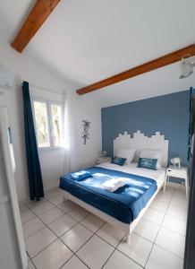波尔蒂乔Vista Mare的一间卧室配有一张蓝色床头板的床