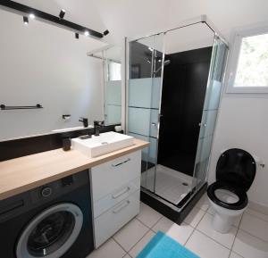 波尔蒂乔Vista Mare的一间带洗衣机和玻璃淋浴间的浴室