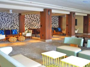 檀香山冲浪顶酒店及游泳俱乐部的大堂设有桌椅和斑马墙