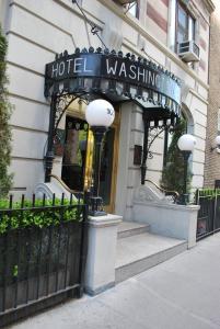 纽约华盛顿广场酒店的大楼前的酒店洗碗标志