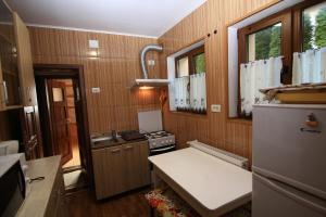 锡纳亚Casa MIKHA的小厨房配有炉灶和冰箱
