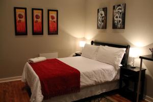 昆斯敦Tranquil House B&B 10 Berry St的一间卧室配有一张带红色毯子的床