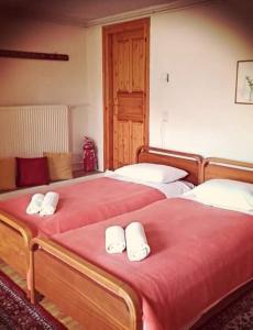 切佩洛沃格里斯旅馆的两张带红色床单和白色毛巾的床