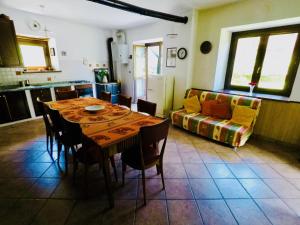 Perosa ArgentinaViviMontagna Katherina的厨房配有桌椅和沙发。