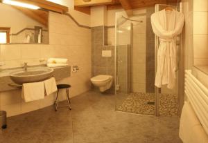 皮茨河谷阿兹尔恩瑟亚霍夫儿童农场旅馆的带淋浴、盥洗盆和卫生间的浴室