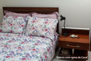 维多利亚casa duplex的一张带花卉床罩的床和书桌旁的枕头