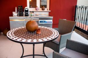 阿尔巴塞特玛索公寓的厨房里一张桌子上面有梨