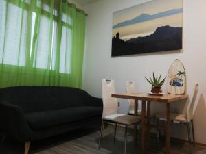 阿里纳加Apartamento la piedra viva 3 arinaga的客厅配有桌子和沙发