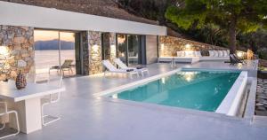 斯基亚索斯镇Thalasses Villas Skiathos的一个带游泳池和庭院的别墅