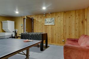 Bogus BasinPioneer Condominiums的配有乒乓球桌和椅子的房间