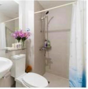 马尼拉Joanne Sweet Home的浴室配有白色卫生间和淋浴。