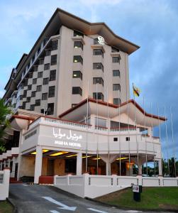 斯里巴加湾市辉煌酒店的前面有标志的酒店