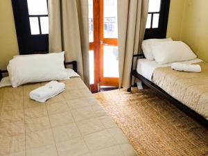 黄金海岸库兰加塔金沙酒店的配有窗户的客房内的两张床