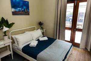 黄金海岸库兰加塔金沙酒店的一间卧室配有一张床,上面有两条毛巾