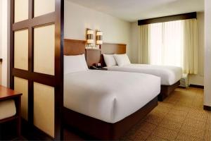 盐湖城盐湖城市中心关口凯悦广场酒店的酒店客房设有两张床和窗户。