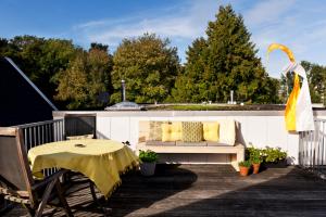阿森Rooftop 52, City-Apartment的平台上设有带沙发和桌子的庭院