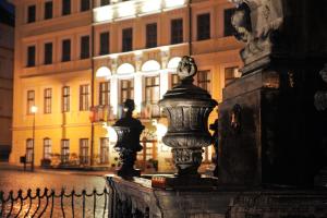 特普利采王子利涅酒店的建筑物前的栅栏上的雕像