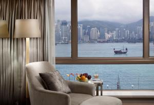 香港香港帝苑酒店的客厅设有水景窗户