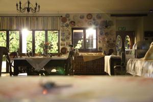 比勒陀利亚The Highveld Cape Inn的墙上的餐桌和盘子用餐室