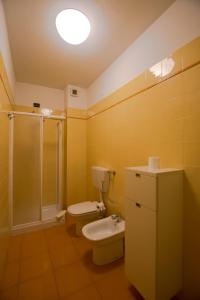 亚历山德里亚科索蒙费拉托住宅酒店的浴室配有卫生间、淋浴和盥洗盆。