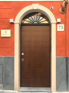 帕尔马Palazzo Domanto Apartments Parma的红色建筑上的棕色车库门