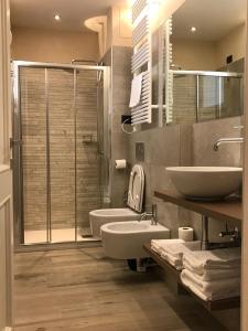 帕尔马Palazzo Domanto Apartments Parma的一间带两个盥洗盆和淋浴的浴室