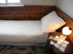 玛丽亚温泉润穆勒度假屋的一间卧室配有一张床和一张带台灯的桌子