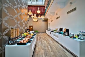 布拉格星期五酒店 的餐厅的自助餐点,展示着食物