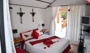 LutzvilleArt Guest House的一间卧室配有红色枕头的床