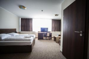 斯拉百斯Hotel Cargo的配有一张床和一张书桌的酒店客房